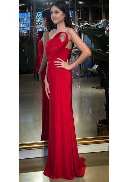 Kırmızı Straplez Yaka Detaylı Yırtmaçlı Düz Kesim Likralı Uzun Abiye Elbise 11031