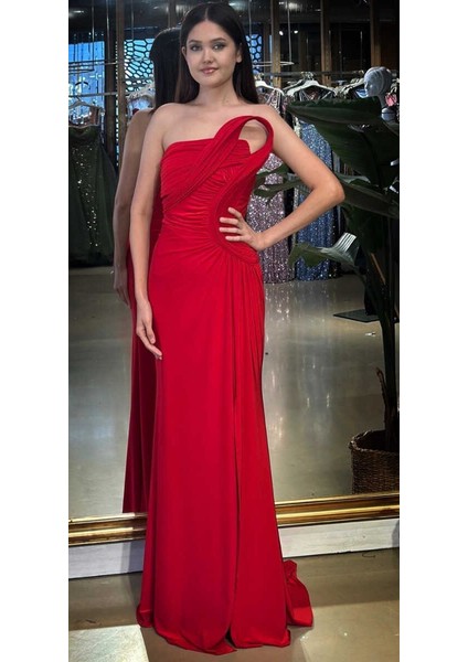 Kırmızı Straplez Yaka Detaylı Yırtmaçlı Düz Kesim Likralı Uzun Abiye Elbise 11031 indirimleri