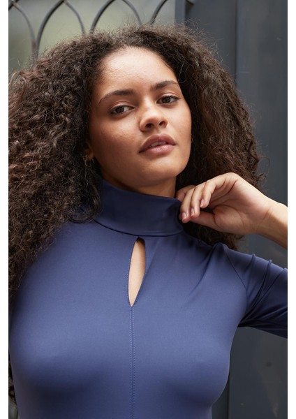 Kadın Hafif Parlak Şık Kumaş Yarım Balıkçı Önü Dekolteli Dirsek Üstü Kol Body Bluz-Lacivert