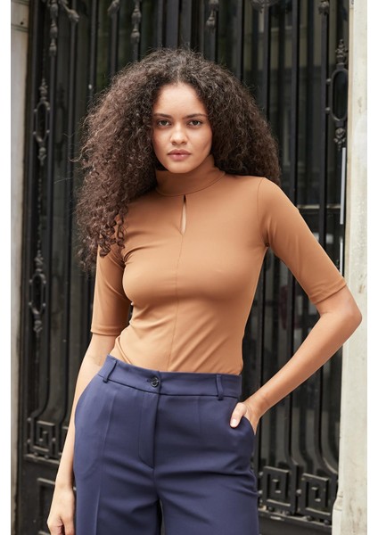 Kadın Hafif Parlak Şık Kumaş Yarım Balıkçı Önü Dekolteli Dirsek Üstü Kol Body Bluz-Kahve