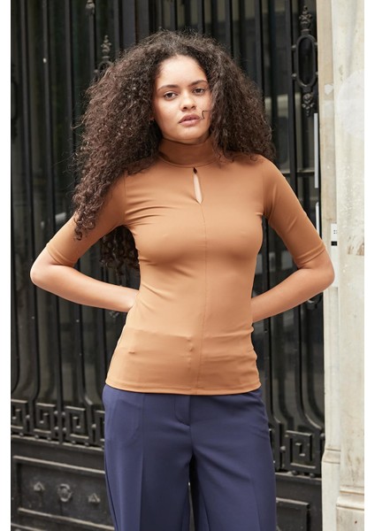 Kadın Hafif Parlak Şık Kumaş Yarım Balıkçı Önü Dekolteli Dirsek Üstü Kol Body Bluz-Kahve fiyatları