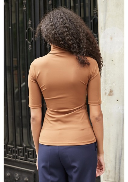 Kadın Hafif Parlak Şık Kumaş Yarım Balıkçı Önü Dekolteli Dirsek Üstü Kol Body Bluz-Kahve fırsatları