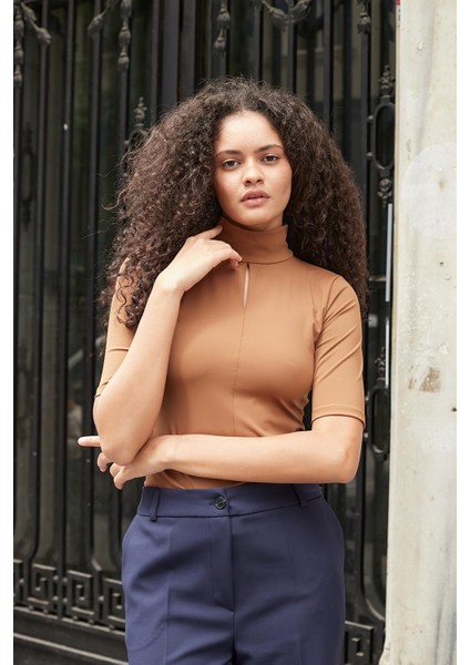 Kadın Hafif Parlak Şık Kumaş Yarım Balıkçı Önü Dekolteli Dirsek Üstü Kol Body Bluz-Kahve indirimleri