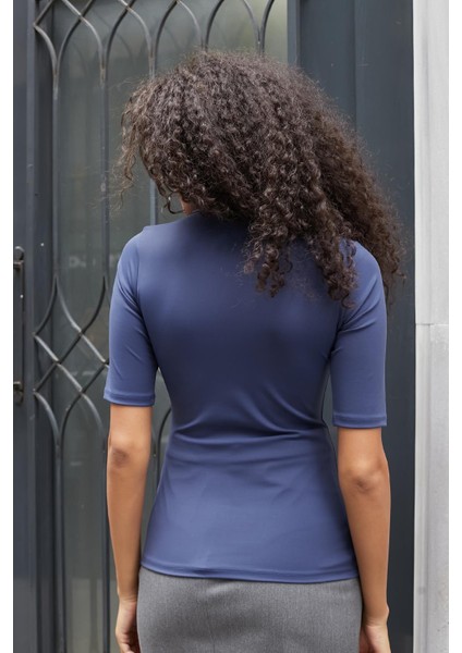 Kadın Hafif Parlak Şık Kumaş Yarım Balıkçı Önü Dekolteli Dirsek Üstü Kol Body Bluz-Lacivert indirimleri