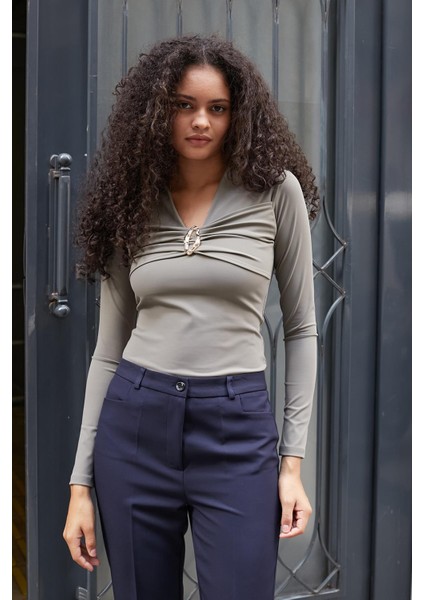 Kadın Hafif Parlak Şık Esnek Kumaş V Yaka Önü Büzgülü Aksesuarlı Uzun Kol Bluz-Haki