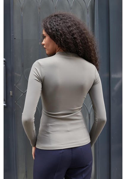 Kadın Hafif Parlak Şık Esnek Kumaş V Yaka Önü Büzgülü Aksesuarlı Uzun Kol Bluz-Haki modelleri