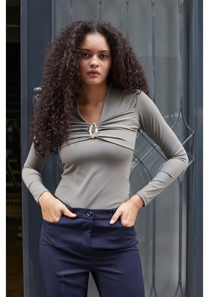 Kadın Hafif Parlak Şık Esnek Kumaş V Yaka Önü Büzgülü Aksesuarlı Uzun Kol Bluz-Haki fırsatları