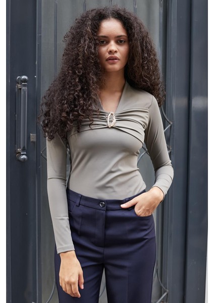 Kadın Hafif Parlak Şık Esnek Kumaş V Yaka Önü Büzgülü Aksesuarlı Uzun Kol Bluz-Haki indirimleri