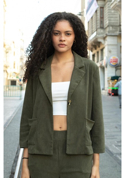 Kadın Fitilli Kadife Kumaş Yakalı Cep Kapaklı Uzun Kol Arkası Pili Kaşeli Rahat Kesim Ceket-Haki