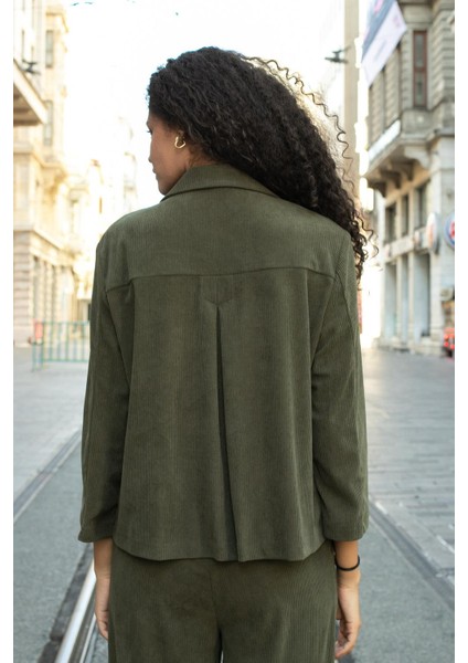 Kadın Fitilli Kadife Kumaş Yakalı Cep Kapaklı Uzun Kol Arkası Pili Kaşeli Rahat Kesim Ceket-Haki indirimleri