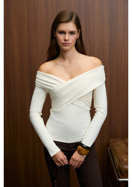 SELUNETTE Kadın Asimetrik Yakalı Omuzu Açık Esnek Kumaşlı Vücudu Saran Slim Fit Ekru Bluz