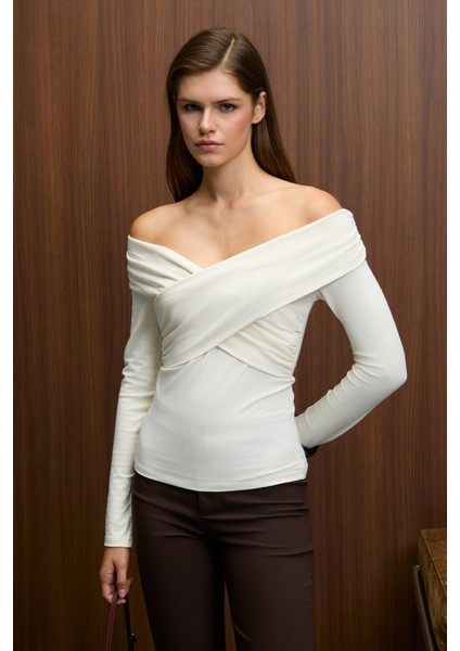 SELUNETTE Kadın Asimetrik Yakalı Omuzu Açık Esnek Kumaşlı Vücudu Saran Slim Fit Ekru Bluz modelleri