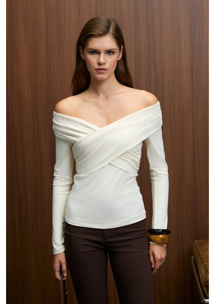 SELUNETTE Kadın Asimetrik Yakalı Omuzu Açık Esnek Kumaşlı Vücudu Saran Slim Fit Ekru Bluz fırsatları