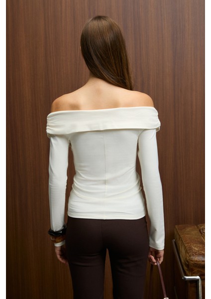 SELUNETTE Kadın Asimetrik Yakalı Omuzu Açık Esnek Kumaşlı Vücudu Saran Slim Fit Ekru Bluz indirimleri