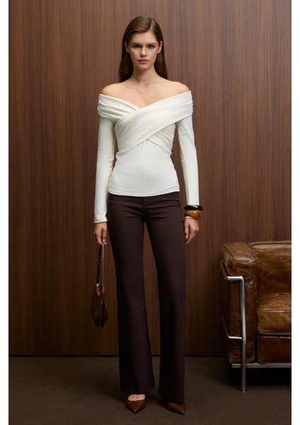 SELUNETTE Kadın Asimetrik Yakalı Omuzu Açık Esnek Kumaşlı Vücudu Saran Slim Fit Ekru Bluz