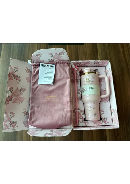 Loveshackfancy Desenli 1.18L Termos Bardak – Pembe, Pipetli (Quencher H2.0) fiyatları