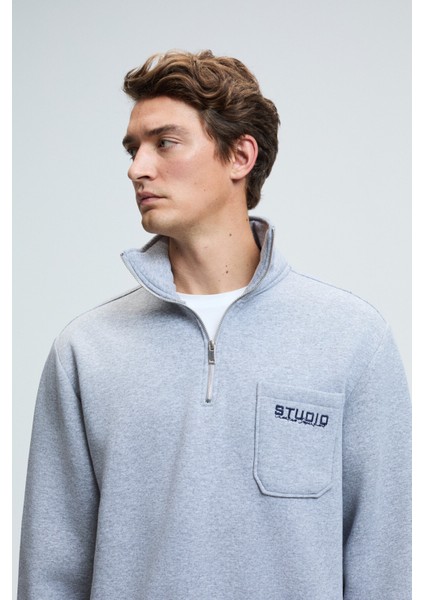 MERRICK Erkek Sırt Baskılı Cebi Nakışlı Yarım Fermuarlı Kolu Lastikli Dik Yaka Regular Fit Grimelanj fırsatları