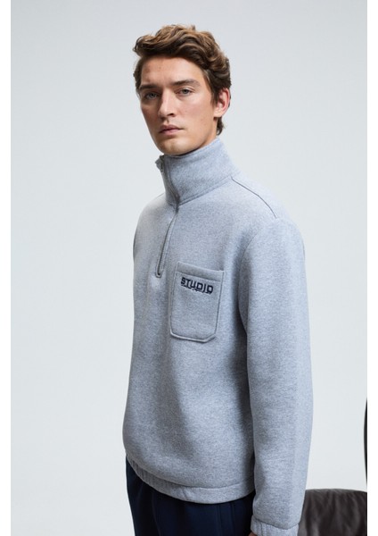 MERRICK Erkek Sırt Baskılı Cebi Nakışlı Yarım Fermuarlı Kolu Lastikli Dik Yaka Regular Fit Grimelanj