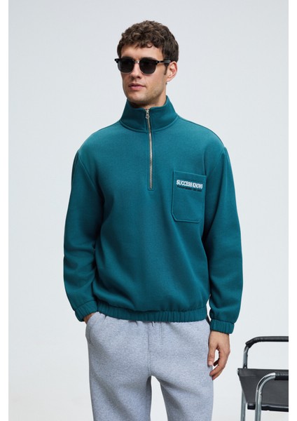 MERRICK Erkek Sırt Baskılı Cebi Nakışlı Yarım Fermuarlı Kolu Lastikli Dik Yaka Regular Fit Yeşil Swe