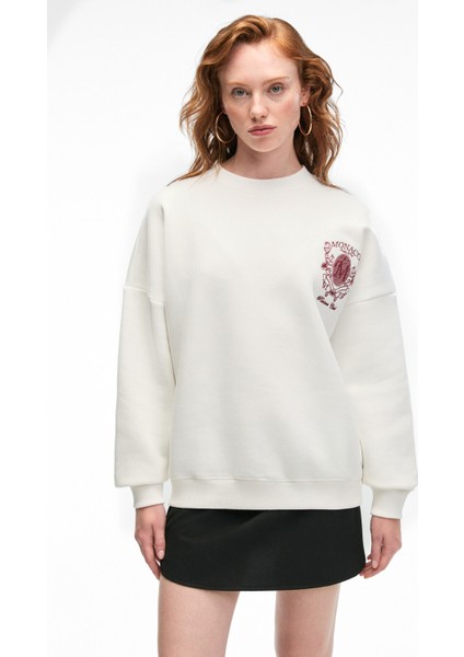 AUDRA Kadın Oversize Yuvarlak Yaka Nakış Detaylı Beyaz Sweatshirt modelleri