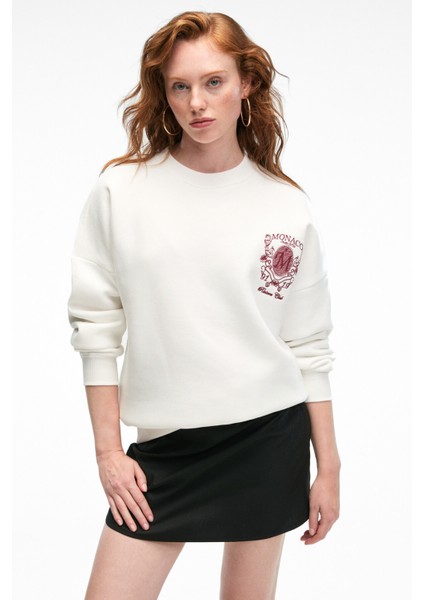 AUDRA Kadın Oversize Yuvarlak Yaka Nakış Detaylı Beyaz Sweatshirt
