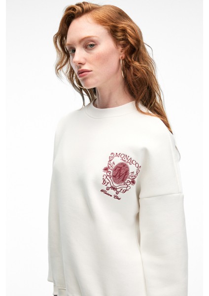 AUDRA Kadın Oversize Yuvarlak Yaka Nakış Detaylı Beyaz Sweatshirt fiyatları
