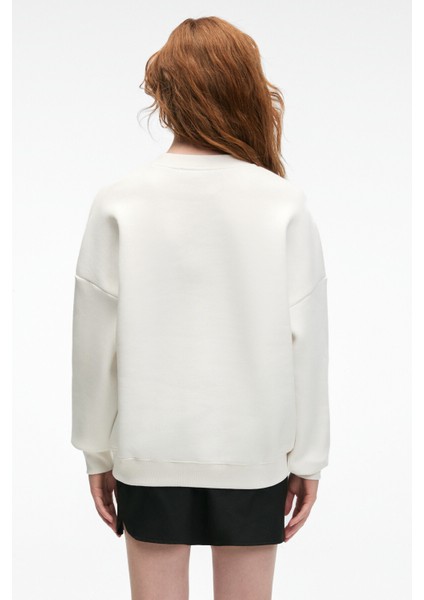 AUDRA Kadın Oversize Yuvarlak Yaka Nakış Detaylı Beyaz Sweatshirt fırsatları