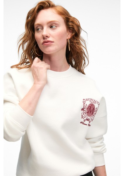 AUDRA Kadın Oversize Yuvarlak Yaka Nakış Detaylı Beyaz Sweatshirt