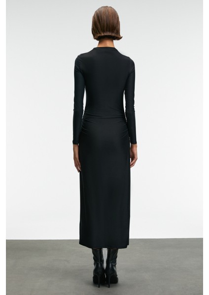 EFLOUR Kadın Dik Yakalı Büzgü Detaylı Esnek Kumaşlı Uzun Siyah Elbise