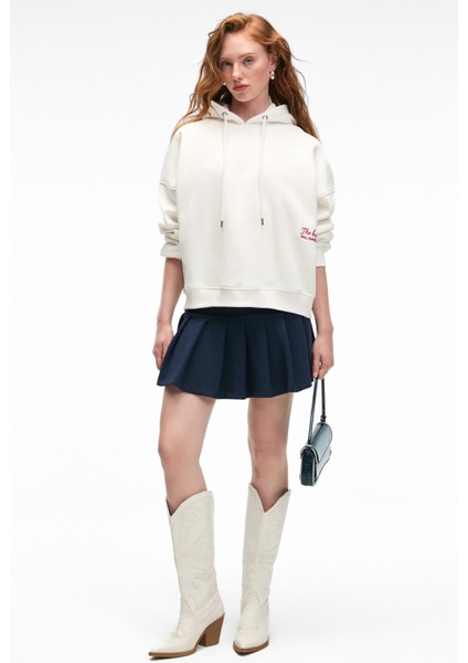 JASSES Kadın Oversize Nakışlı Kapüşonlu Beyaz Sweatshirt modelleri