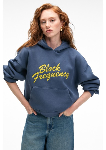 EVANTIA Kadın Baskılı Oversize Kapüşonlu Nakış Detaylı Kanguru Cep Lacivert Sweatshirt fırsatları