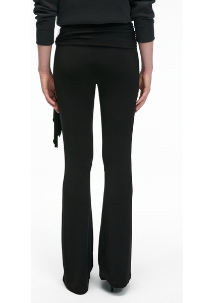 AYSHUR Kadın Esnek Kumaşlı Kemer Detaylı Geniş Paçalı Slim Fit Siyah Pantolon