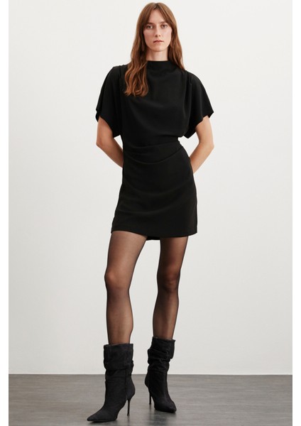 Maxıne Kadın Drape Detaylı Omuzdan Geniş Belden Aşağı Oturan Esnek Krep Örme Kumaşlı Mini Siyah Elbi