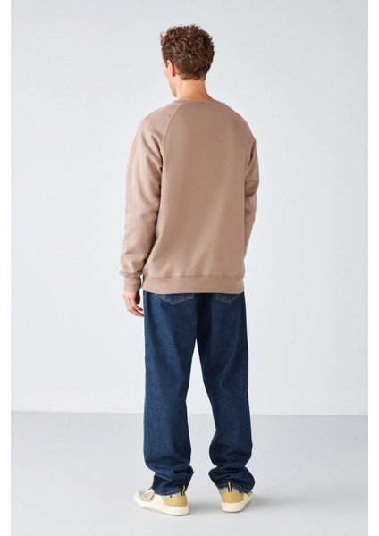 Expressed Erkek Reglan Kol Onu Nakış Ve Baskılı Yumuşacık Kumaşlı Yuvarlak Yakalı Vizon Sweatshirt