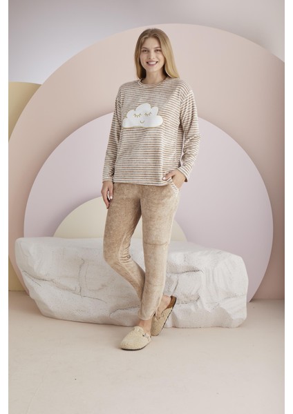 Kadın Kahverengi Uzun Kol Bisiklet Yaka Çizgili Desen Bulut Baskılı Kadife Pijama Takımı C2T8N331
