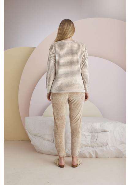 Kadın Kahverengi Uzun Kol Bisiklet Yaka Çizgili Desen Bulut Baskılı Kadife Pijama Takımı C2T8N331 fiyatları
