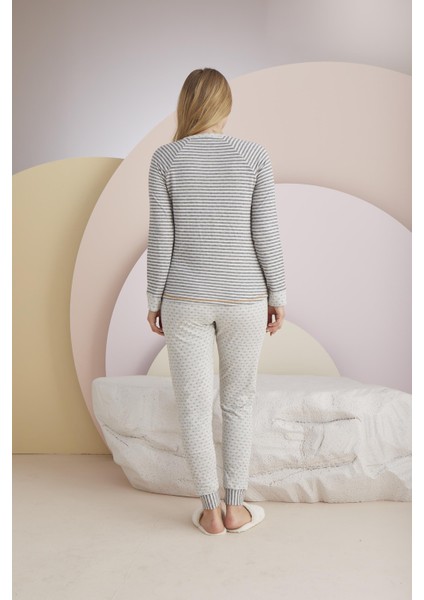 Kadın Gri Renk Uzun Kollu Düğmeli Yaka Çizgili Puantiyeli Pijama Takımı C0T3N031 fiyatları