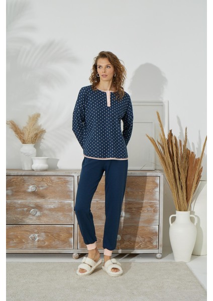 Kadın Lacivert Renk Uzun Kollu Düğmeli Yaka Puantiyeli Pijama Takımı C2T2N151 fiyatları