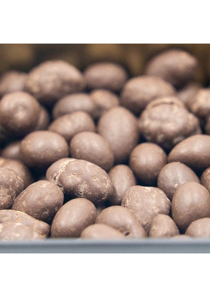 Şeker Ilavesiz, Glütensiz, Vegan Yer Fıstıklı Bitter Çikolata - Küçük Kare Metal Kutu, 150 gr modelleri