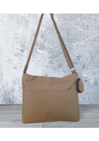 Şık Bej Postacı Çantası, Günlük ve Şık Kullanım Için Ideal.