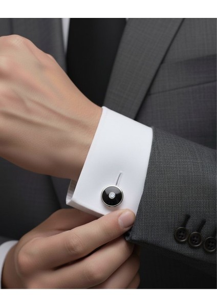 Siyah Zemin ve Tek Taş Detaylı Gümüş Rengi Kol Düğmes modelleri