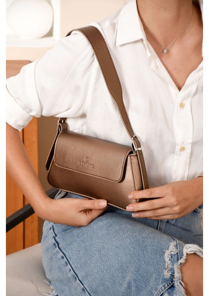 Kadın Sade Tasarımlı Şık Baget Çanta fiyatları