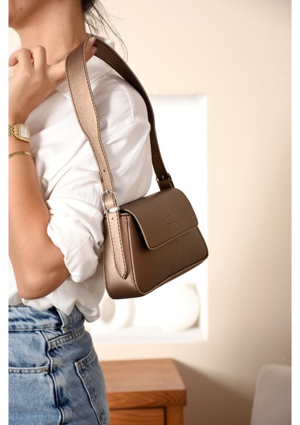 Kadın Sade Tasarımlı Şık Baget Çanta modelleri