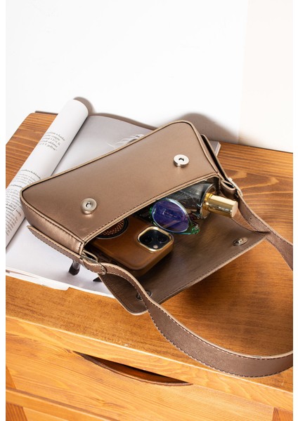 Kadın Sade Tasarımlı Şık Baget Çanta indirimleri