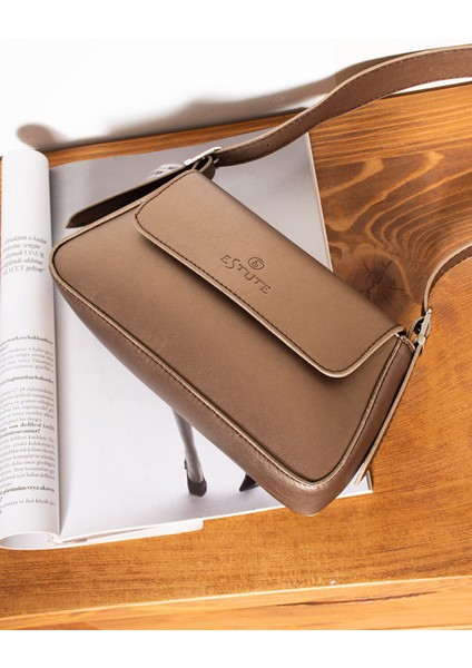 Kadın Sade Tasarımlı Şık Baget Çanta