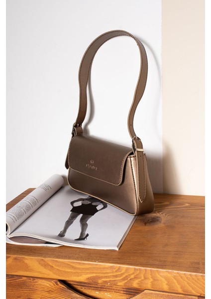 Kadın Sade Tasarımlı Şık Baget Çanta