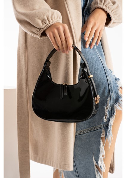 Kadın Rugan Deri Baget Cherry Bag Fermuar Kapamalı Aski Detaylı Kol Çantası