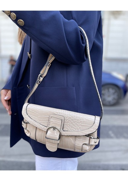 Kadın Tokalı Çapraz Kol Çantası