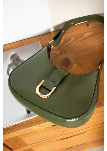 Kadın Toka Detaylı Şık Baget Çanta fırsatları