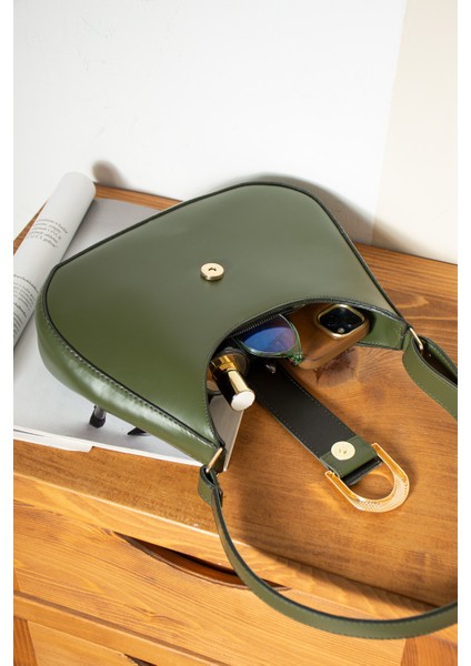 Kadın Toka Detaylı Şık Baget Çanta